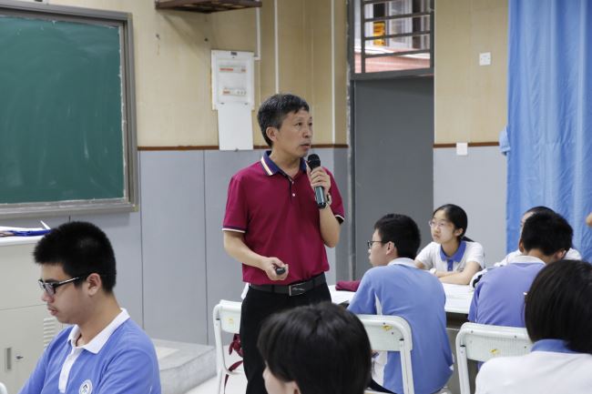 ——侨香外国语学校王君健校长带头上中考专题示范课